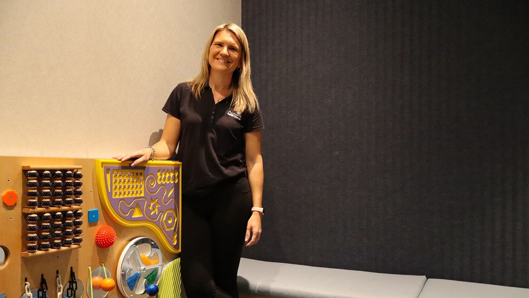 woman standing in the sensory room at optus stadium